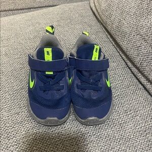 Nike Kids Navy and Neon Green Sneakers 7C